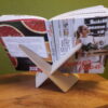 kookboek op houten standaard