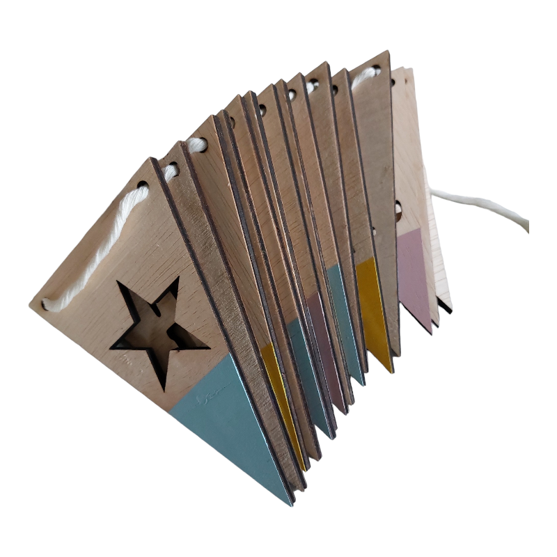 slinger met houten vlaggetjes gefeliciteerd