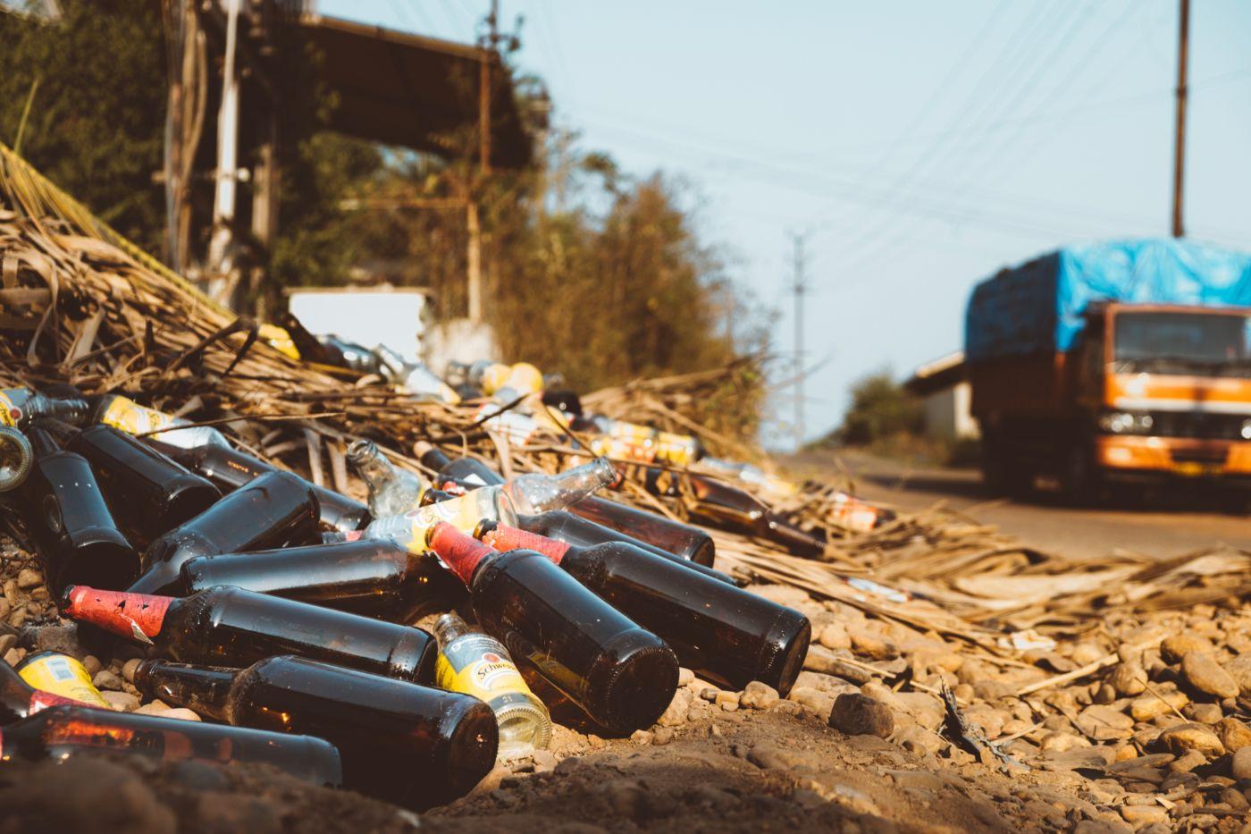 bierflessen langs de kant van de weg - upcyclen tot drinkglazen