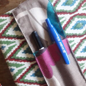 detail van pennenhouder met pen en potlood