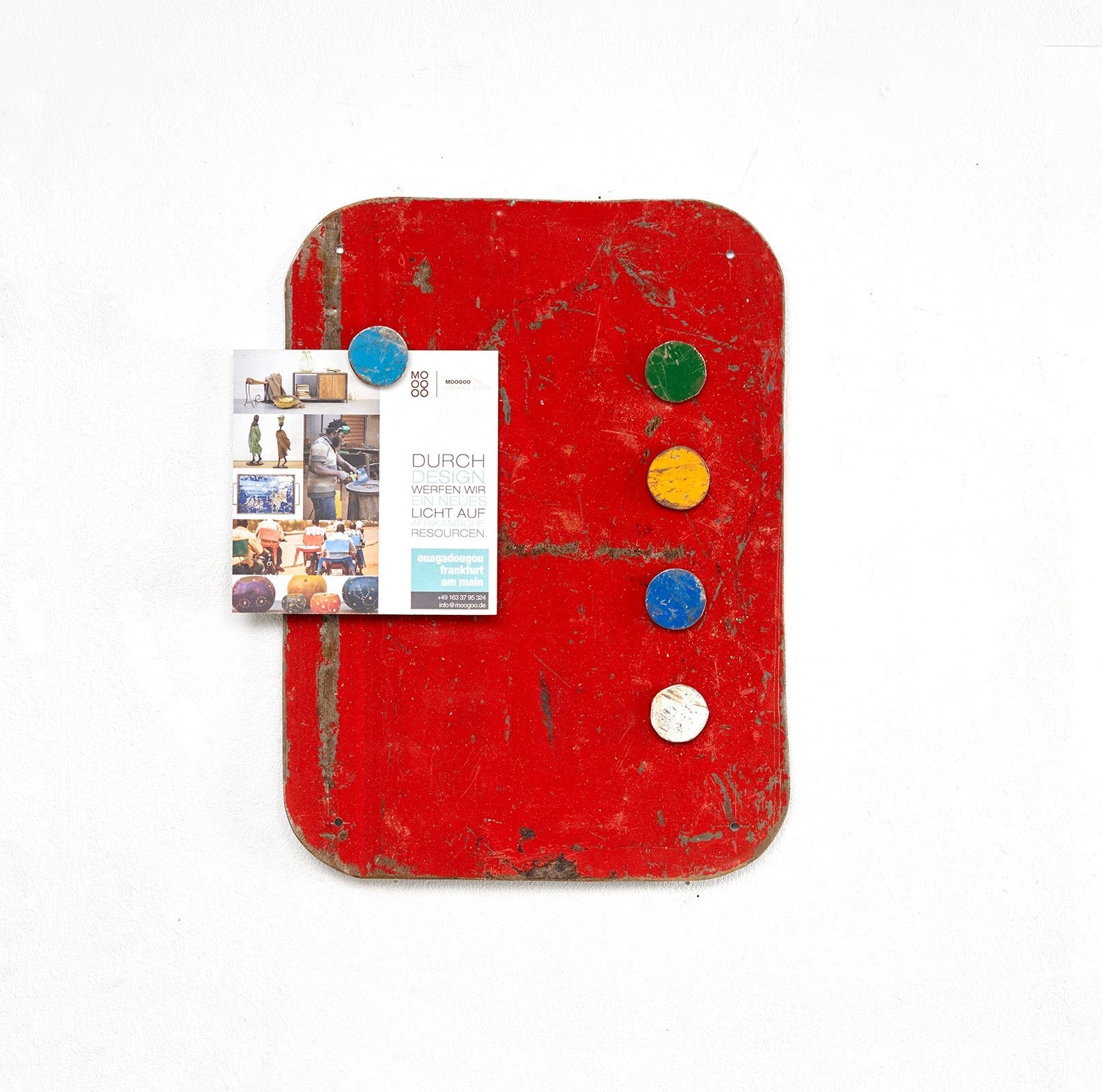 Rood Magneetbord gemaakt van gerecyclede olievaten met 5 kleurrijke magneten