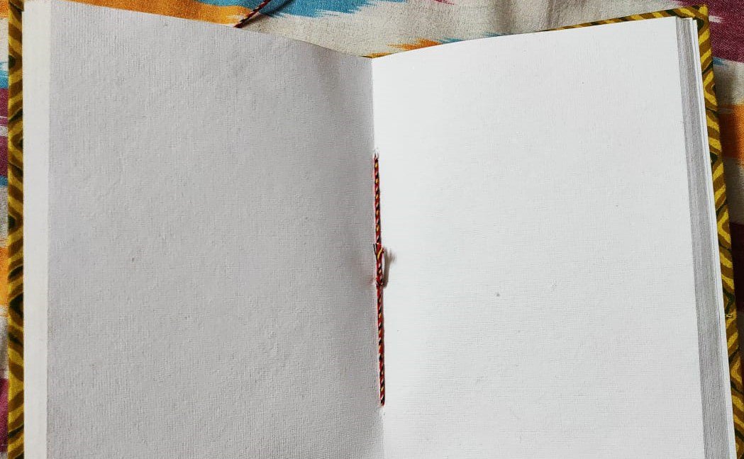 binnenzijde notitieboek handgeschept papier en binding met touw