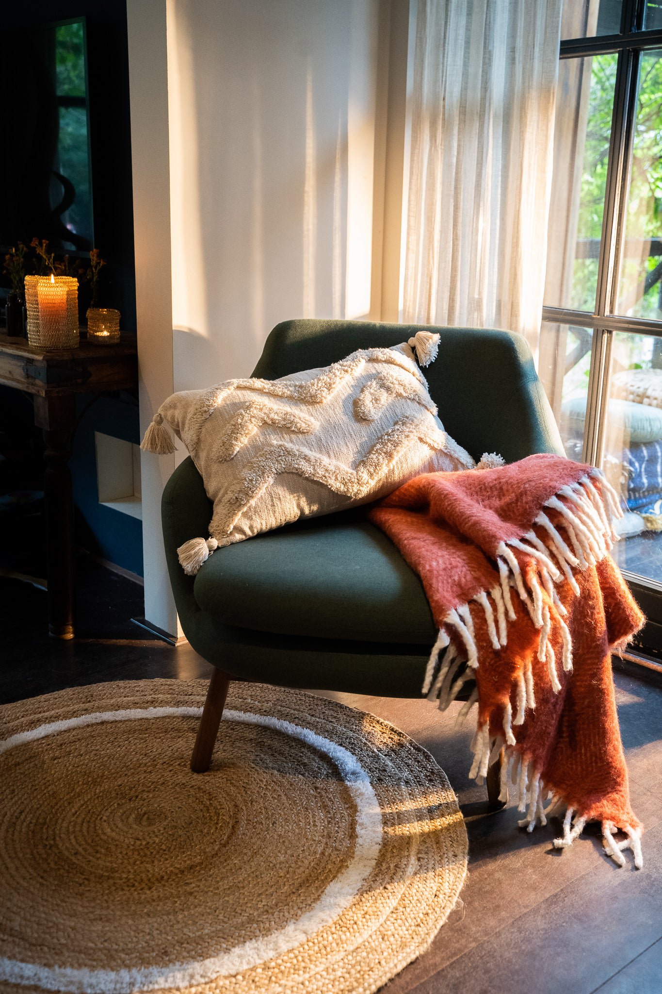 sfeerfoto ecru kussen met getuft golfpatroon op stoel