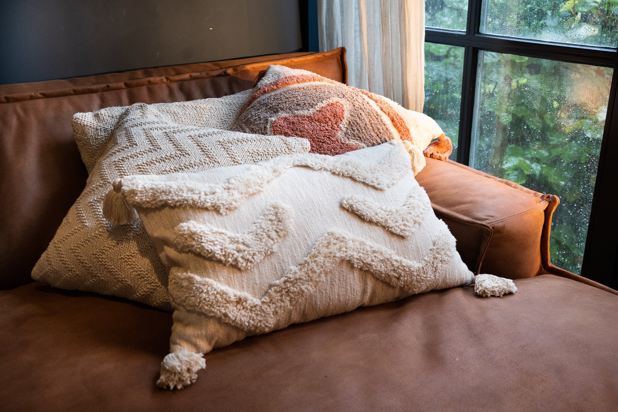 handgemaakt ecru kussen met tuftpatroon