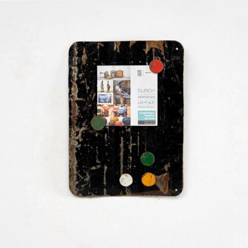 zwart magneetbord van gerecyclede olievaten met gekleurde magneten