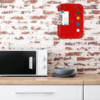 rood magneetbord van olievaten op stenen muur