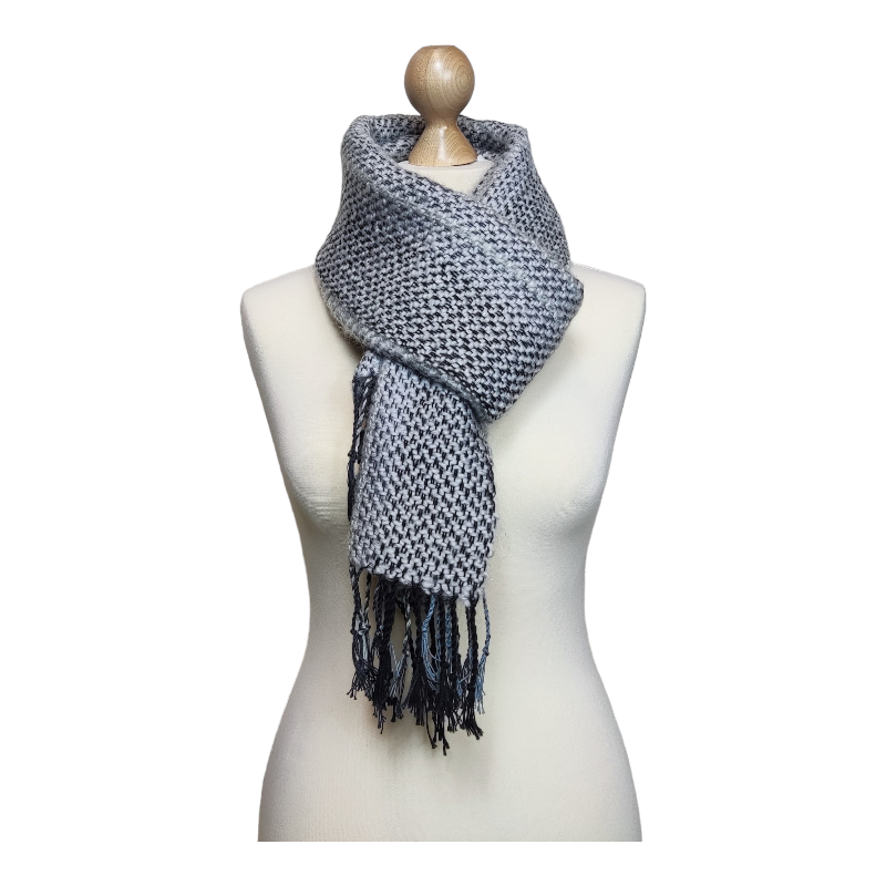 Zilver handgeweven sjaal omgekoopt op een pop