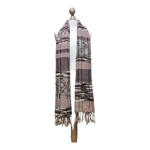 bast handgeweven sjaal in bruintinten hnagend op pop