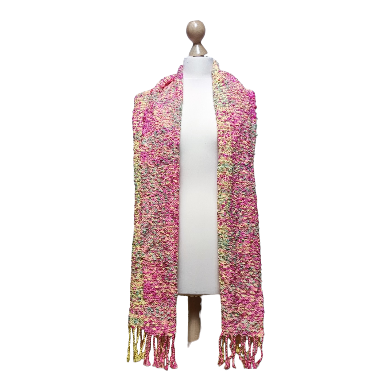 Snoepje, een handgeweven sjaal in snoepkleurtjes op een paspop