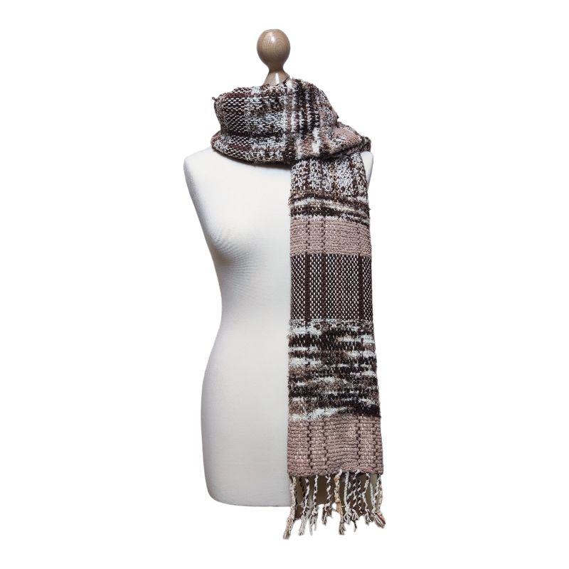 bast handgeweven sjaal op pop gedrapeerd