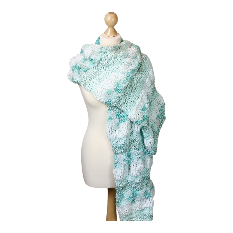 handgebreide sjaal van restanten garen in verschillende texturen en mint kleuren