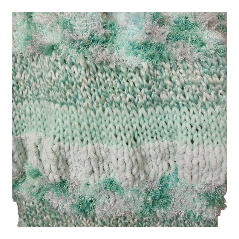 detail van mintkleurige handgebreide sjaal