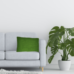 groen gebreid kussen met gebloemde achterkant