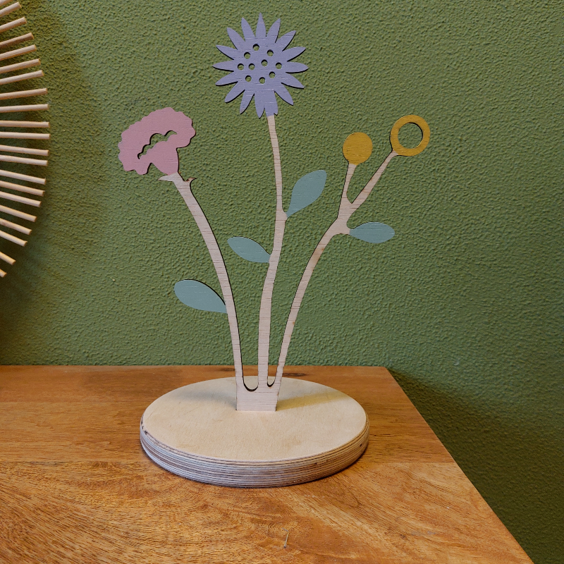 houten bloemen in een schijf hout ter decoratie