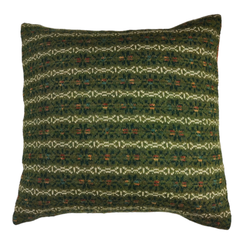 groen kussen van restanten stoffen 50x50 groen breisel met geometrisch patroon