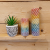 sfeerfoto met duurzame handgemaakte regenboogkaarsen van gerecycled kaarsvet