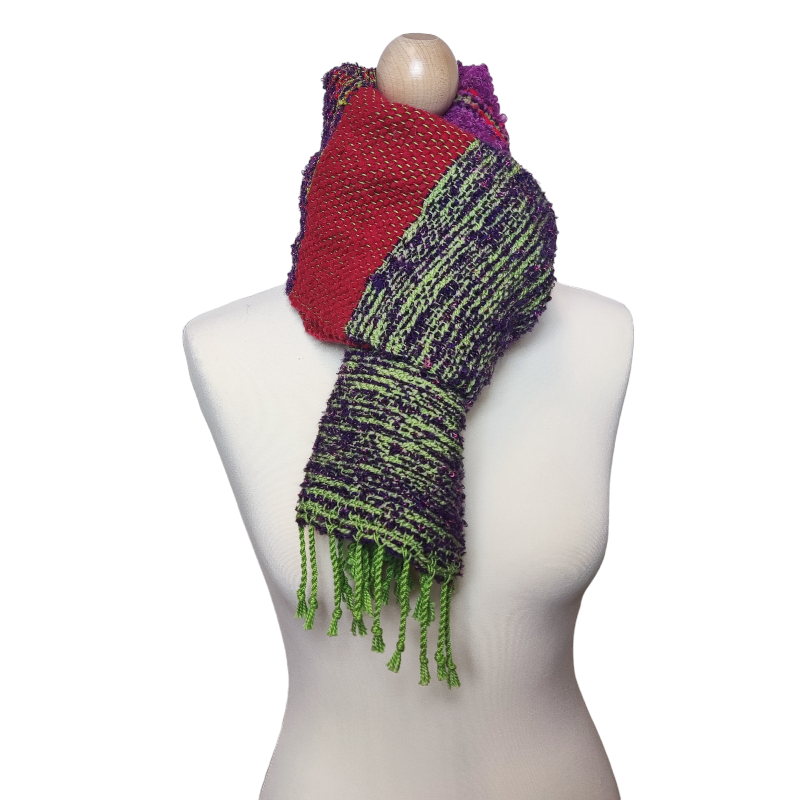 met de hand geweven sjaal van restanten garen