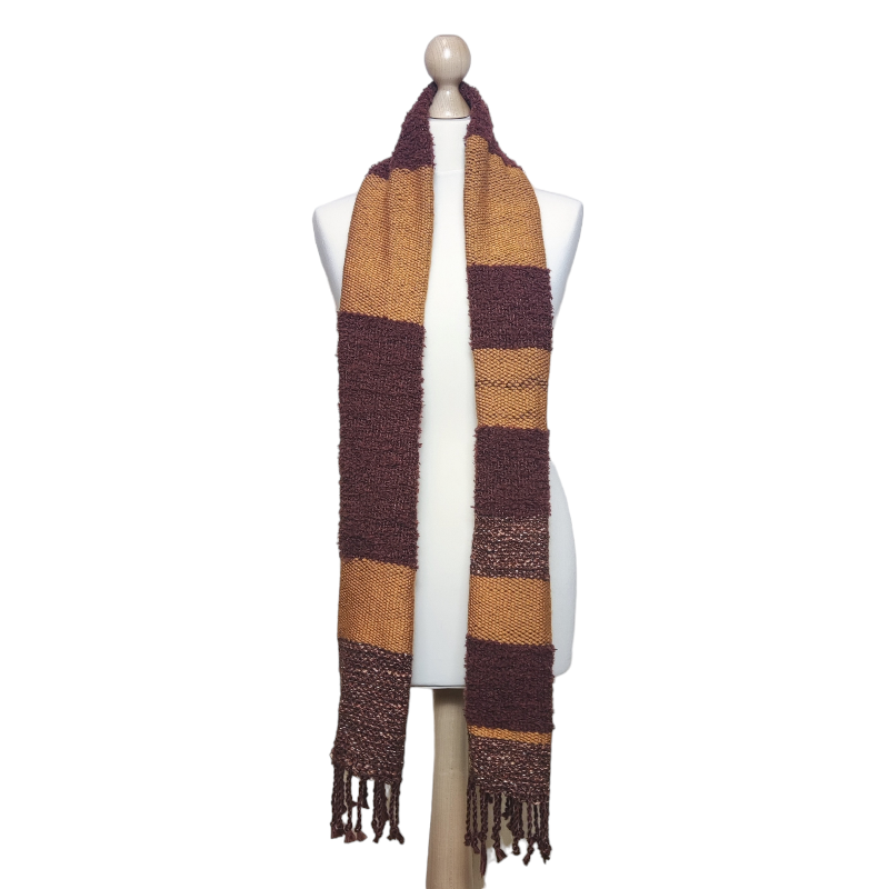 met de hand geweven sjaal in bruin en oker