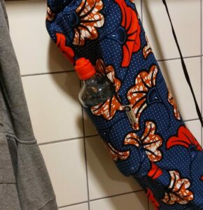 detailfoto yogatas met zakje met waterfles