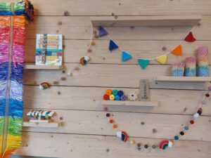 compilatie sfeerfoto van regenboog artikelen van Atelier almirah en andere ateliers