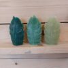 handgemaakte kaars in vorm van een blad in drie kleuren groen