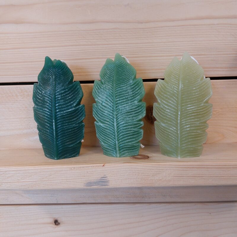 handgemaakte kaars in vorm van een blad in drie kleuren groen