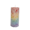 handgemaakte multicolor kaars met ribbels in regnboogkleuren