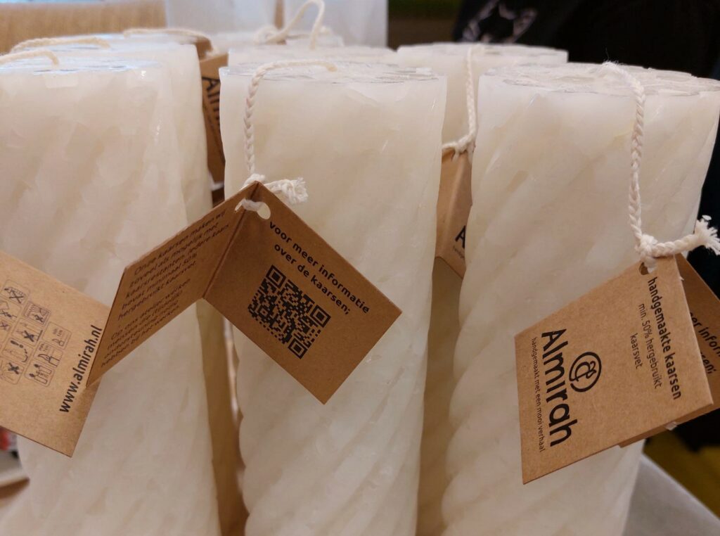 witte kaarsen met een kaartje van Almirah eraan