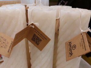 witte kaarsen met een kaartje van Almirah eraan