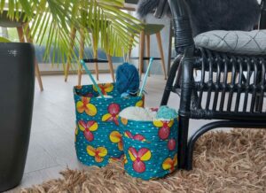 afbeelding Tumi Ghana blog met de stoffen opbergmanden Bloem in 2 maten met breiproject en wol