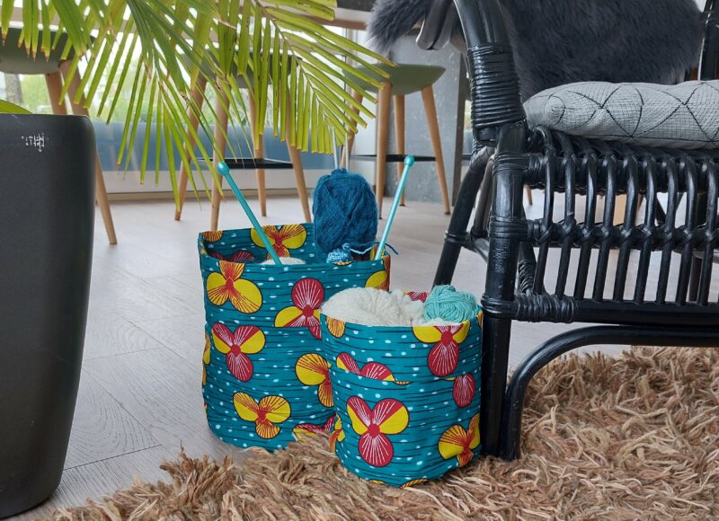 afbeelding Tumi Ghana blog met de stoffen opbergmanden Bloem in 2 maten met breiproject en wol