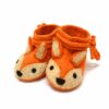handgemaakte oranje vilten babyslofjes met vossenkopjes.