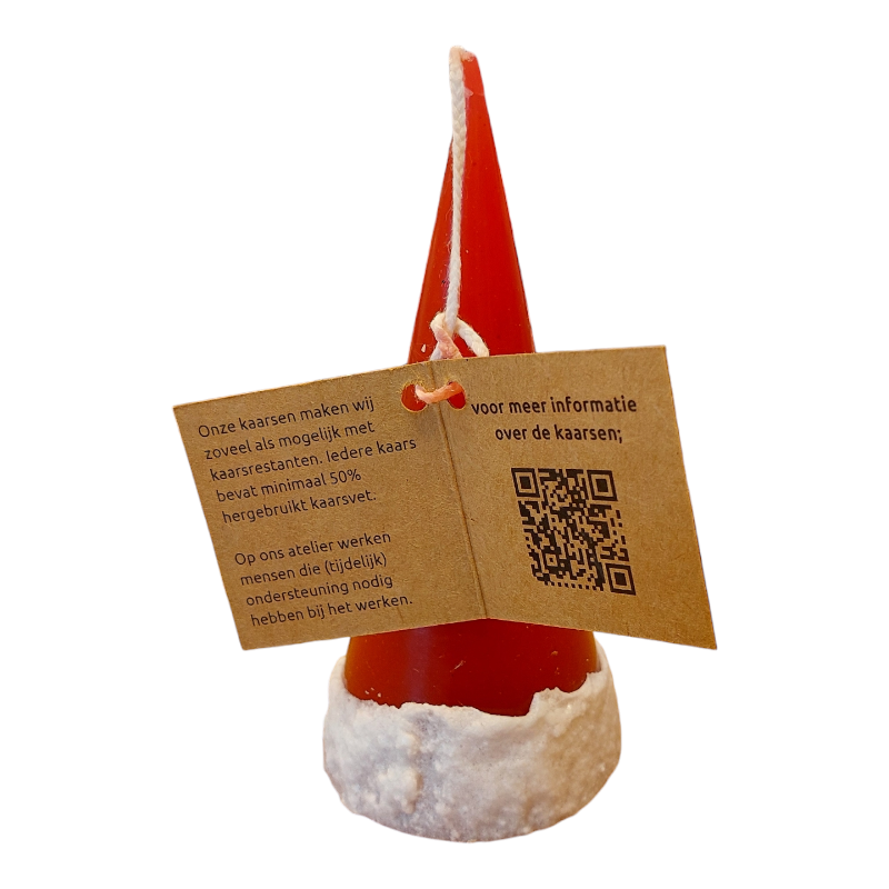 handgemaakte kaars in de vorm van kerstmuts