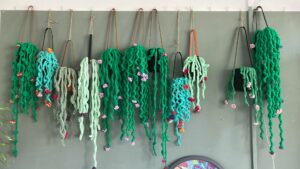 rijtje gehaakte hangplanten in verschillende kleuren van Middin