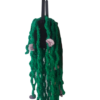 gehaakte hangplant met roze bloemen in zwarte pot met hengsel
