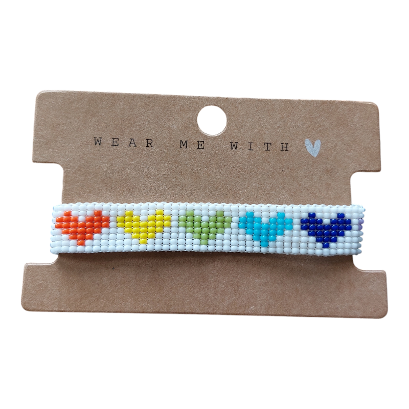 handgeweven wit kralenarmbandje met hartjes in regenboogkleuren