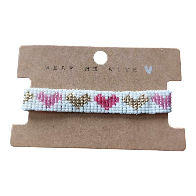 wit kralenarmbandje met hartjes in roze en goud