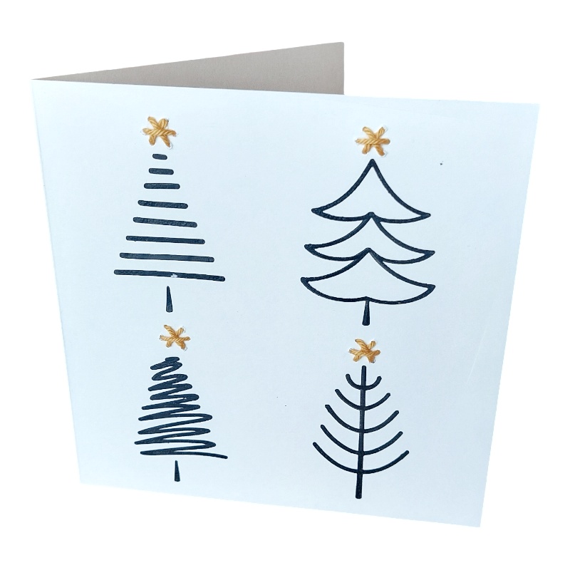 handgemaakte kerstkaart met 4 kerstbomen