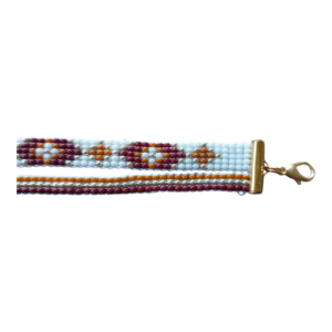 detail vam kralenarmband in herfstkleuren