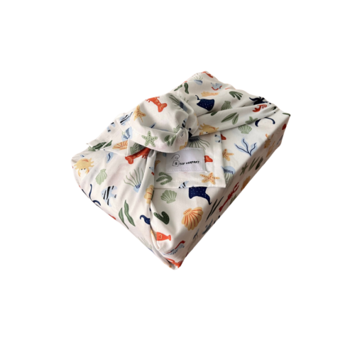 cadeau ingepakt met duurzame cadeauverpakking van stof met print oceaan