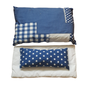 blauw boerenbont dekbedset voor poppenbedje met een wit matrasje