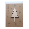handgemaakte kerstkaart van karton met een houten kerstboom