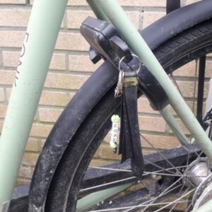 fiets met sleutelhanger van oude fietsbanden