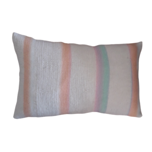 handgebreid kussen 60 x 40 in pastelkleuren