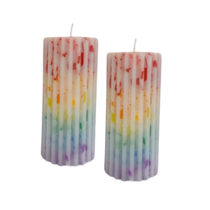 2 kaarsen met regenboog of chakra kleuren