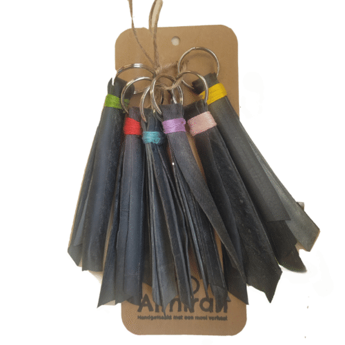 set van 6 sleutelhangers van oude fietsbanden