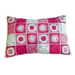 roze met wit gehaakt kussen 60 x 40 met denim achterkant