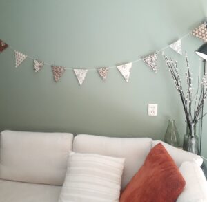 sierlijke vlaggenlijn met bloemen print in bruin en creme kleuren