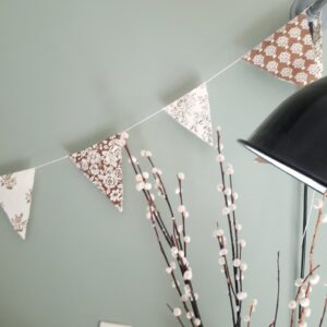 sfeerfoto romantische vlaggenlijn bruin met creme in bloemenprintjes
