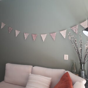 roze vlaggenlijn van vintage bloemenprints